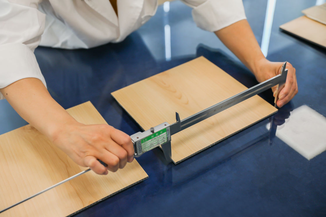 เนื้อผงไม้ การตกแต่งภายใน 4 มม. 5 มม. 6 มม. PVC SPC คลิกล็อค วินิล การออกแบบกราฟฟิก สํานักงานภายในยุโรป