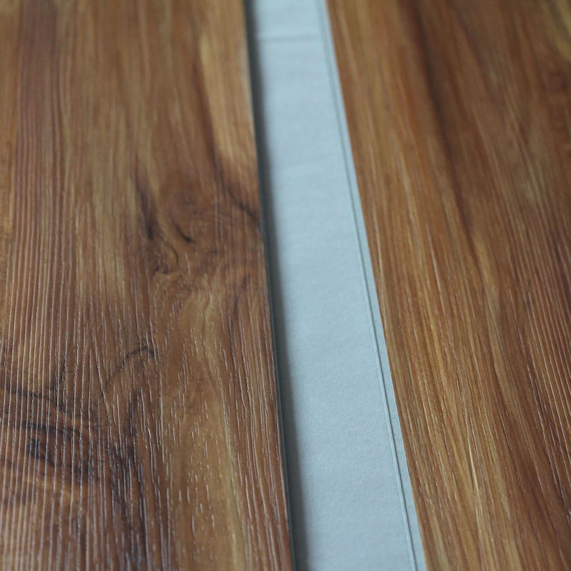 เนื้อผงไม้ที่สามารถปรับแต่งได้ SPC Flooring กันไฟ หินพลาสติกประกอบกับคลิก กันน้ําหรู SPC Vinyl คลิก