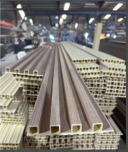 ภายในไม้ พลาสติกผสมผสมคลุม บอร์ดผนังปลอม Wpc แผนผนังภายใน