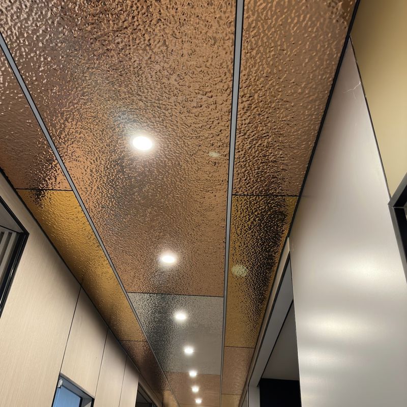 ขายร้อน แผ่นผนังถ่านหินกางเขน เนื้อที่แข็ง 1220 X 2800 มม กันน้ํา ประกอบหินมาร์บอร์เมลเมล็ด