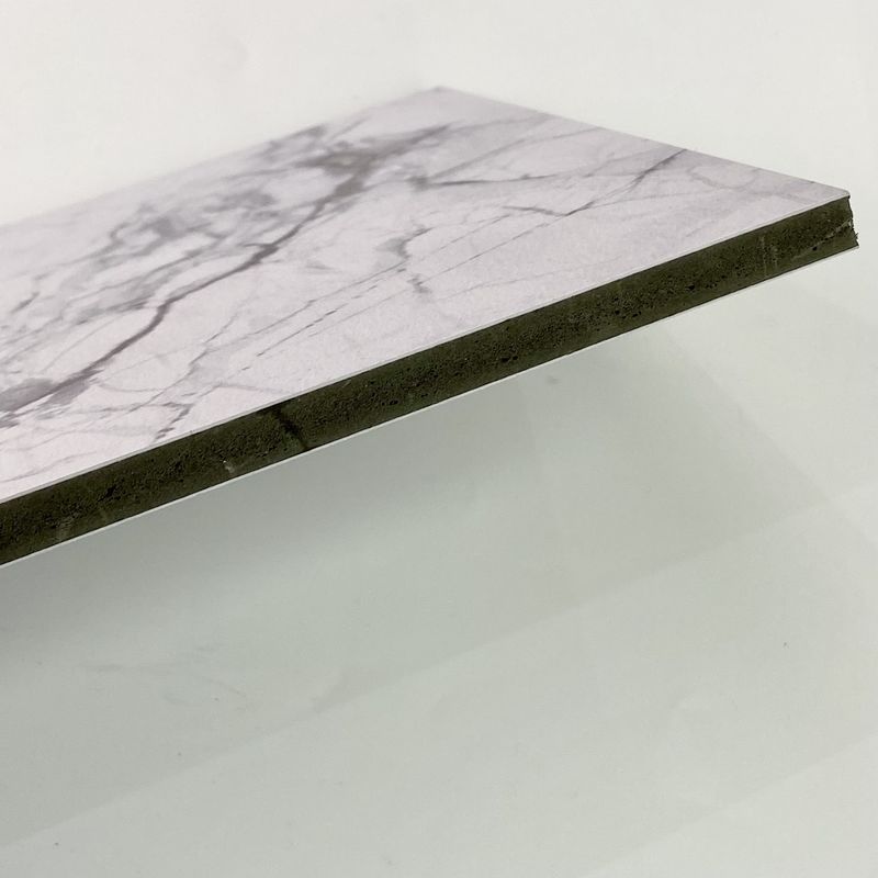 ขายร้อน แผ่นผนังถ่านหินกางเขน เนื้อที่แข็ง 1220 X 2800 มม กันน้ํา ประกอบหินมาร์บอร์เมลเมล็ด