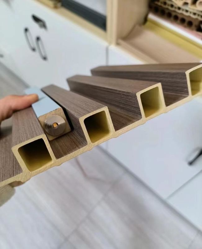 Pvc 3D Fluted ประดับ Lambrin ไม้ประกอบภายใน Fluted แผ่น Wpc ผนัง แผ่นคลุมป้องกันไฟสําหรับลูกค้าต้องการ