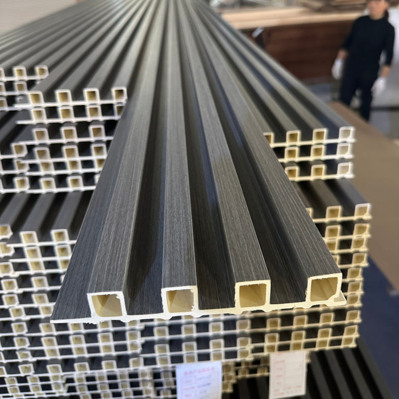 ติดตั้งง่าย แผงผนัง WPC คอมโพสิตไม้ภายนอก การหุ้มผนังภายใน แผงผนังแบบมีร่อง