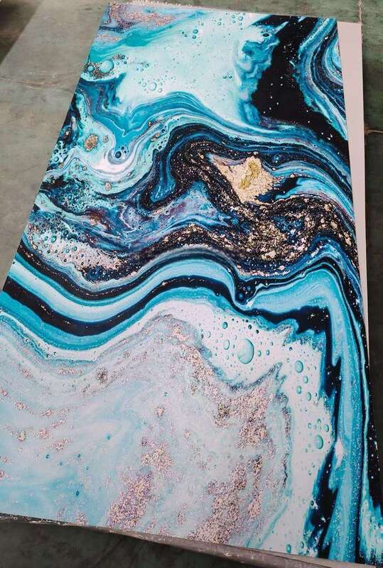 แผ่นหินอ่อน UV แผงผนัง PVC ทันสมัย แผ่นตกแต่งเงาสูง พลาสติกสำหรับพื้นหลังทีวี ภายในบ้าน 1220x2440 มม.*3 มม.