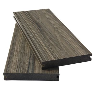 ลานสวนกลางแจ้ง สระว่ายน้ำ พื้นระเบียงไม้คอมโพสิต