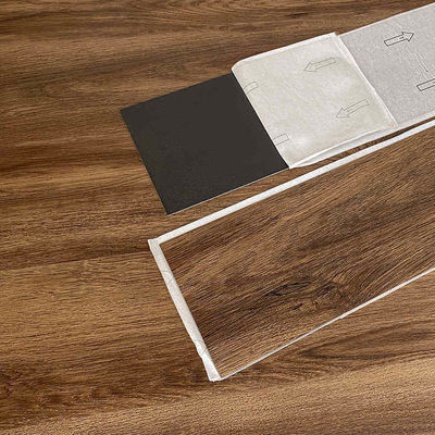 พื้น PVC ที่ติดตัวเอง ทนทานการสวมใส่ สะดวกในการบํารุงรักษา