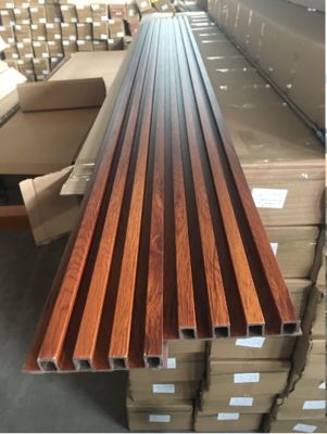 ติดตั้งง่าย แผงผนัง WPC คอมโพสิตไม้ภายนอก การหุ้มผนังภายใน แผงผนังแบบมีร่อง