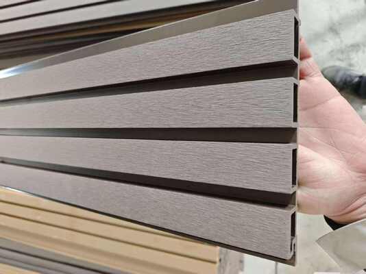 แผนผนัง WPC ประกอบกันน้ําที่ทันสมัยสําหรับการใช้ภายนอกในอาคารพาณิชย์ ราคาถูก